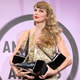 Taylor Swift cleans house at the American Music Awards